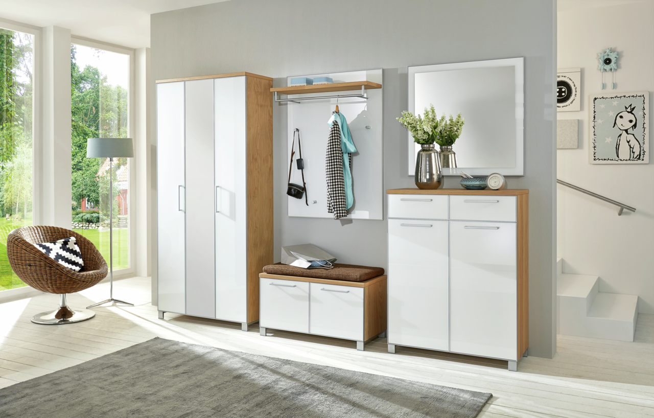 Moderne Garderobeneinrichtung mit weißem und holzfarbenem Design, bestehend aus einem XL-Dielenschrank, einem Garderobenpaneel mit Haken und Ablage, einer Garderobenbank mit Sitzkissen und einem großen Spiegel. Perspektive: Frontalansicht.