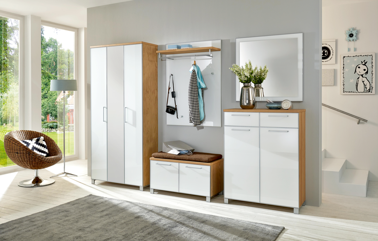 VOSS XL-Dielenschrank SANTINA Moderne Garderobeneinrichtung mit weißem und holzfarbenem Design, bestehend aus einem XL-Dielenschrank, einem Garderobenpaneel mit Haken und Ablage, einer Garderobenbank mit Sitzkissen und einem großen Spiegel. Perspektive: Frontalansicht.