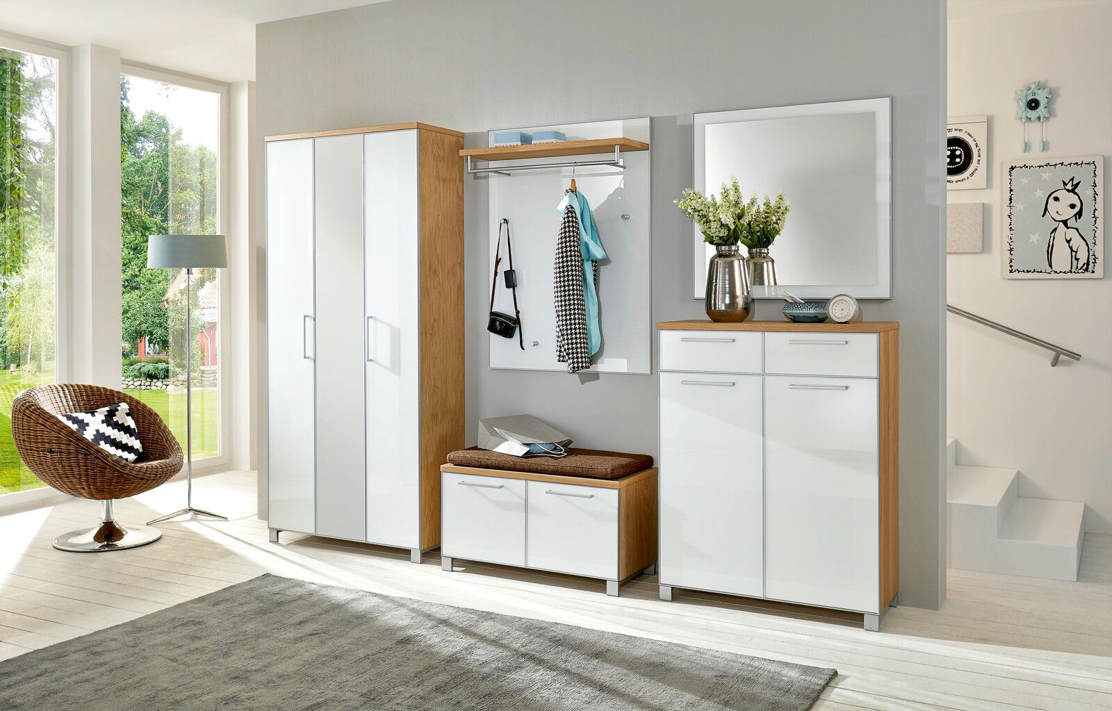 VOSS XL-Dielenschrank SANTINA Moderne Garderobeneinrichtung mit weißem und holzfarbenem Design, bestehend aus einem XL-Dielenschrank, einem Garderobenpaneel mit Haken und Ablage, einer Garderobenbank mit Sitzkissen und einem großen Spiegel. Perspektive: Frontalansicht.
