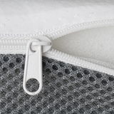 Nahaufnahme eines EaZzzy Toppers mit Reißverschluss, der die weiße und graue Struktur des Materials zeigt.