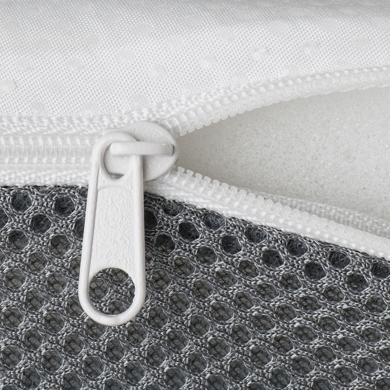 Nahaufnahme eines EaZzzy Toppers mit Reißverschluss, der die weiße und graue Struktur des Materials zeigt.