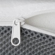 Nahaufnahme eines EaZzzy Toppers mit Reißverschluss, der die weiße und graue Struktur des Materials zeigt.