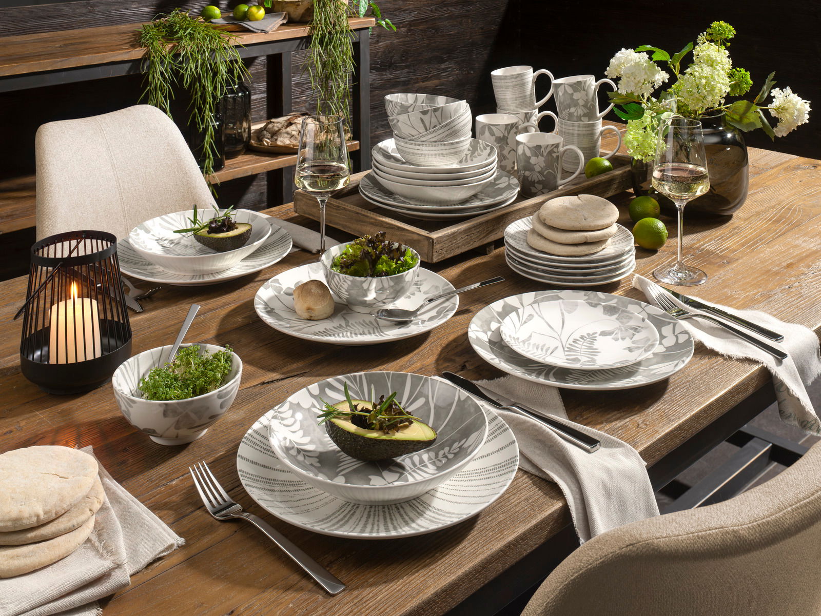 Elegantes Kombiservice 30-tlg. mit floralem Muster, präsentiert auf einem gedeckten Tisch in gemütlicher Atmosphäre, seitliche Perspektive.