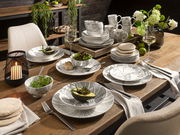 Elegantes Kombiservice 30-tlg. mit floralem Muster, präsentiert auf einem gedeckten Tisch in gemütlicher Atmosphäre, seitliche Perspektive.