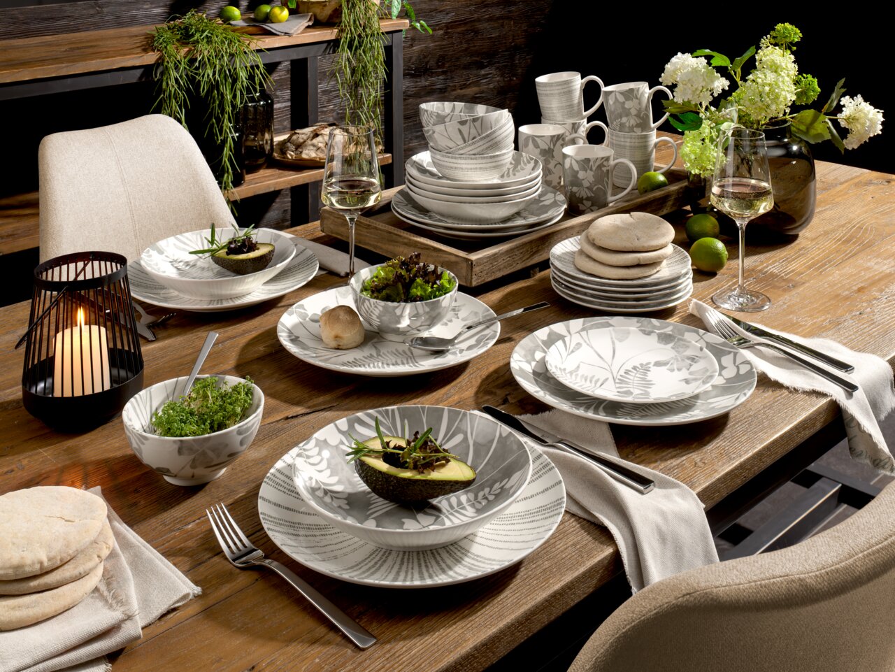 KEVOLI Combiservice, 30-delig SAIGON Elegante servieset van 30-delig met bloemmotief, gepresenteerd op een gedekte tafel in een gezellige sfeer, zijaanzicht.