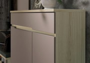 Nahaufnahme einer modernen Garderobenkombination mit Holz- und Glanzoberflächen, seitliche Perspektive.