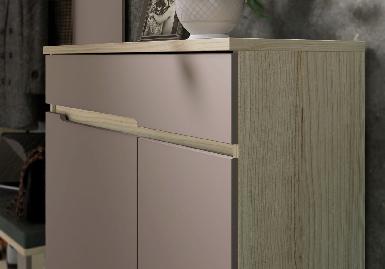 Nahaufnahme einer modernen Garderobenkombination mit Holz- und Glanzoberflächen, seitliche Perspektive.