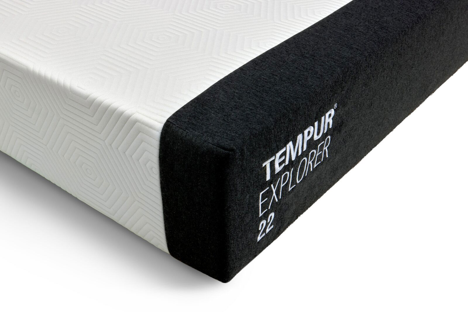 Nahaufnahme einer Tempur Explorer Viscomatratze mit schwarzem Rand und geometrischem Muster, seitliche Perspektive.
