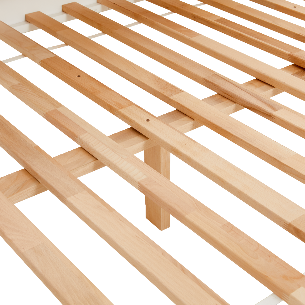 Nahaufnahme eines Holzlattenrosts aus hellem Holz, perspektivisch von oben fotografiert.