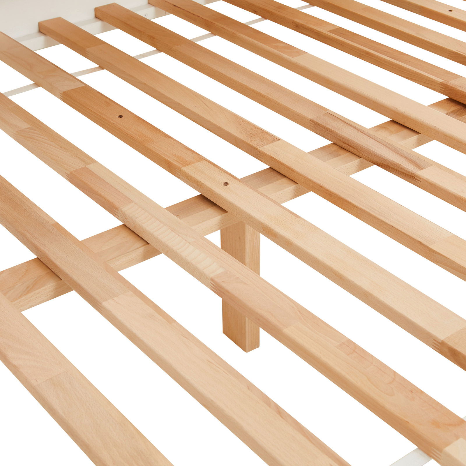 Nahaufnahme eines Holzlattenrosts aus hellem Holz, perspektivisch von oben fotografiert.