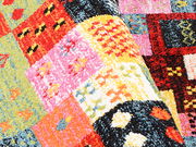 Bunter Designer Teppich mit geometrischen Mustern in leuchtenden Farben, aus der Nahaufnahme Perspektive.