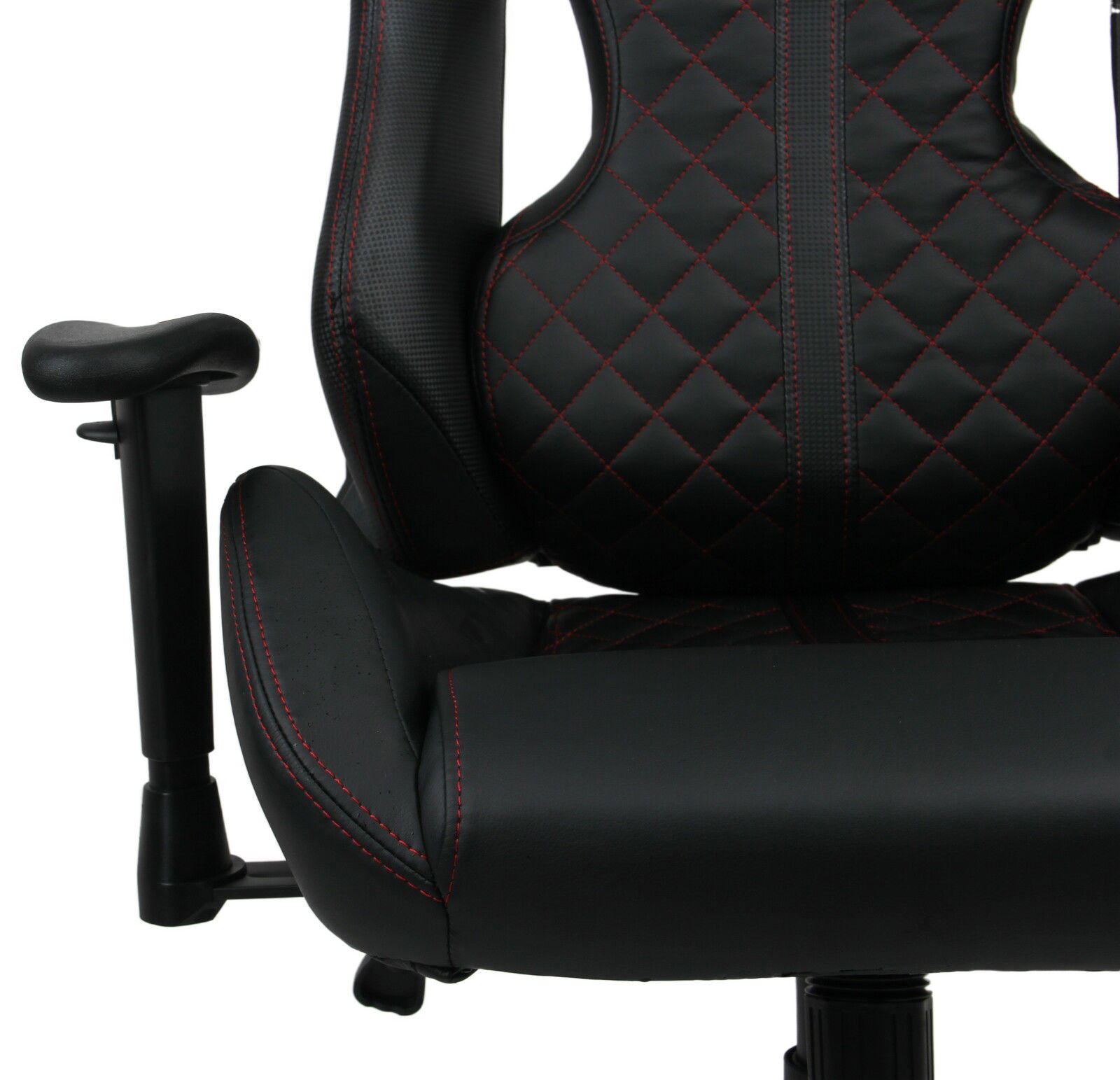 Gaming Stuhl in Nahaufnahme, schwarze Polsterung mit roten Nähten, seitliche Perspektive