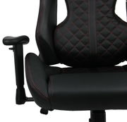 Gaming Stuhl in Nahaufnahme, schwarze Polsterung mit roten Nähten, seitliche Perspektive