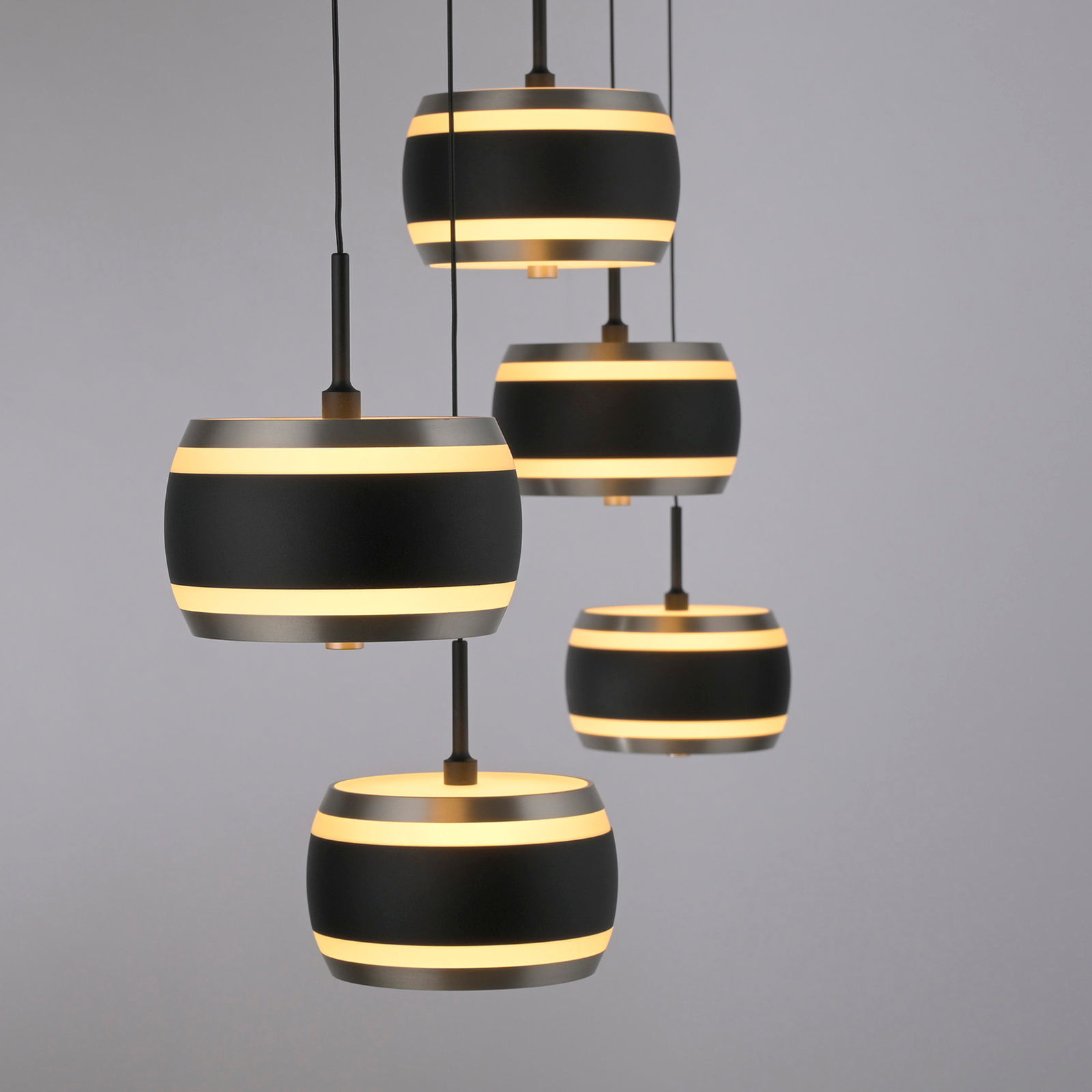 Moderne LED-Pendelleuchte mit mehreren schwarzen und goldenen Schirmen, seitliche Perspektive