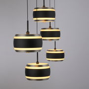 Moderne LED-Pendelleuchte mit mehreren schwarzen und goldenen Schirmen, seitliche Perspektive