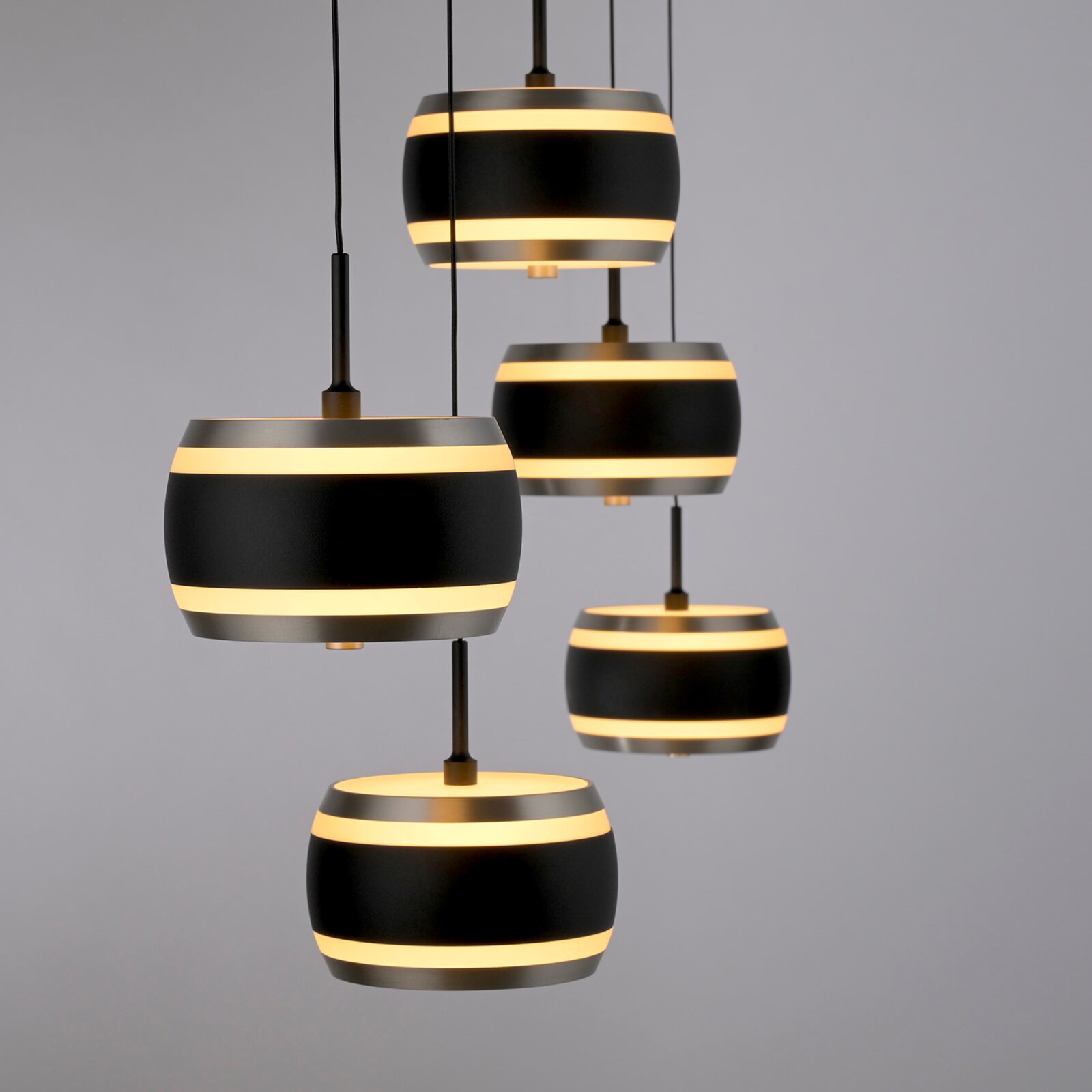 Moderne LED-hanglamp met meerdere zwarte en gouden kappen, zijaanzicht