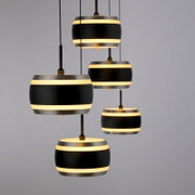 Moderne LED-hanglamp met meerdere zwarte en gouden kappen, zijaanzicht