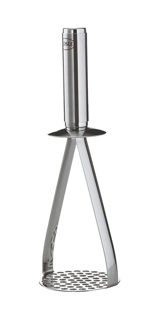 Kartoffelstampfer aus Edelstahl, seitliche Perspektive, mit ergonomischem Griff und gelochter Stampffläche.