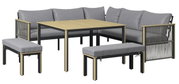 Lounge-Set mit grauen Kissen, bestehend aus einem Ecksofa, einem Tisch und zwei Bänken, aus der Vorderansicht.