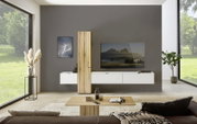 Moderne woonkamerwandcombinatie met houten kast, witte lades en een grote tv, gezien vanaf de voorkant.