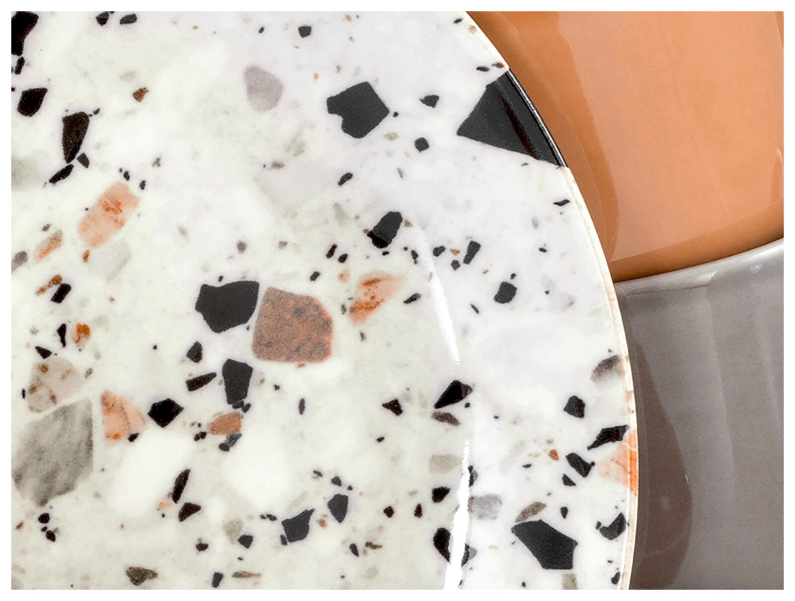 Detailaufnahme aus leicht schräger Draufsicht: runder Terrazzo-Deckel in Weiß mit schwarzen, grauen und roséfarbenen Sprenkeln auf einem Behälter in Terrakotta und Grau