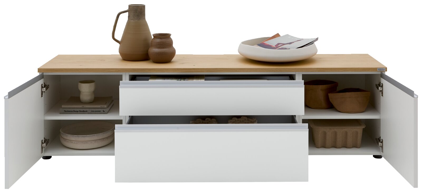 Modernes Lowboard/TV-Board in Weiß mit Holzoberplatte, zwei mittigen Schubladen und geöffneten Seitentüren, frontale Ansicht; auf der Platte Deko-Vasen und eine Schale, in den Fächern Bücher und Schalen
