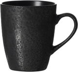 Schwarzer Becher Kitwe 370ml mit strukturierter Oberfläche, seitliche Perspektive