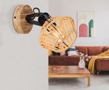Wandleuchte mit Holzhalterung und geflochtenem Lampenschirm, seitliche Perspektive