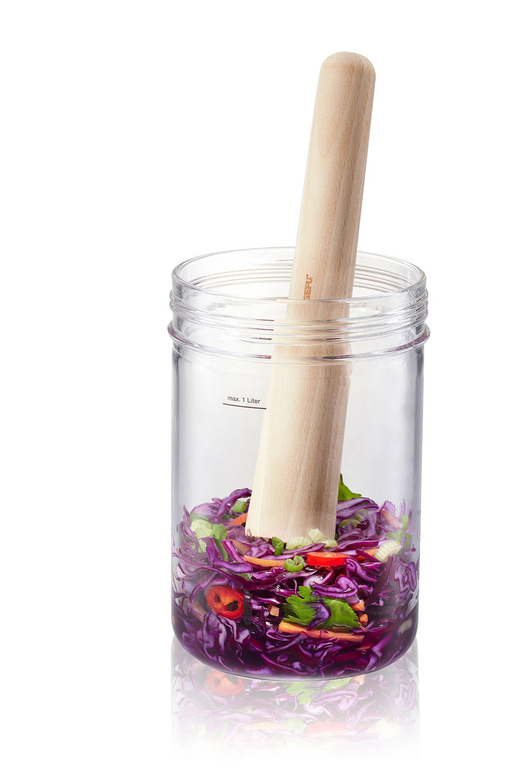 Fermentierset mit Glasbehälter und Holzstampfer, gefüllt mit buntem Gemüse, seitliche Perspektive