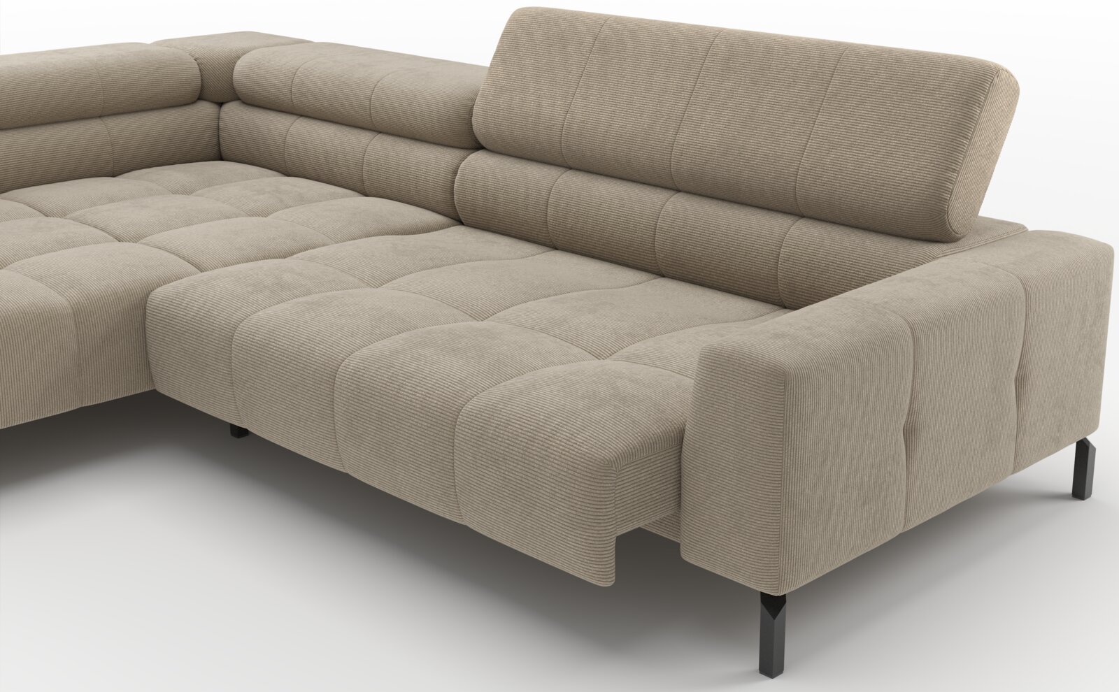 Beiges L-förmiges Ecksofa mit Cordbezug, gesteppten Sitzflächen, hoher Rückenlehne und schwarzen Metallfüßen, in schräger Frontansicht von rechts