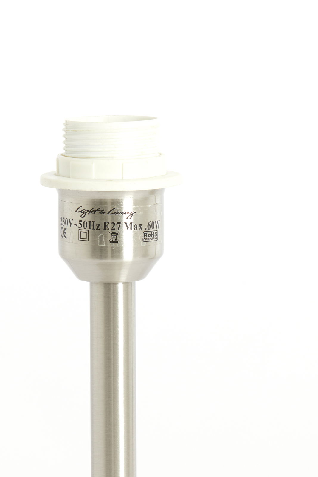 Nahaufnahme eines silbernen Lampenfußes mit E27-Fassung, geeignet für maximal 60W, aus der Perspektive von vorne.
