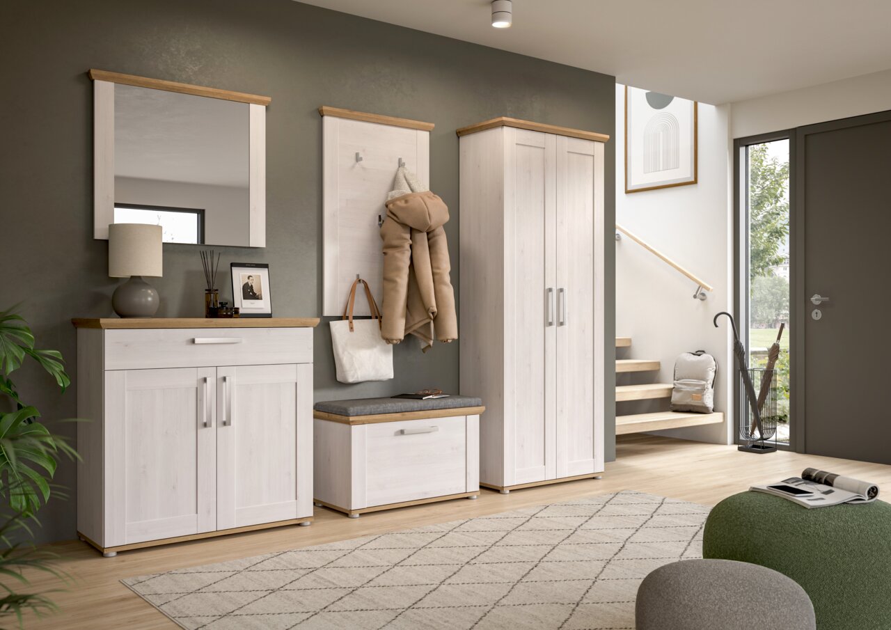 Moderner Schuhschrank in heller Holzoptik mit zwei Türen, abgebildet in einem stilvollen Eingangsbereich mit Spiegel, Garderobe und Sitzbank, seitliche Perspektive.