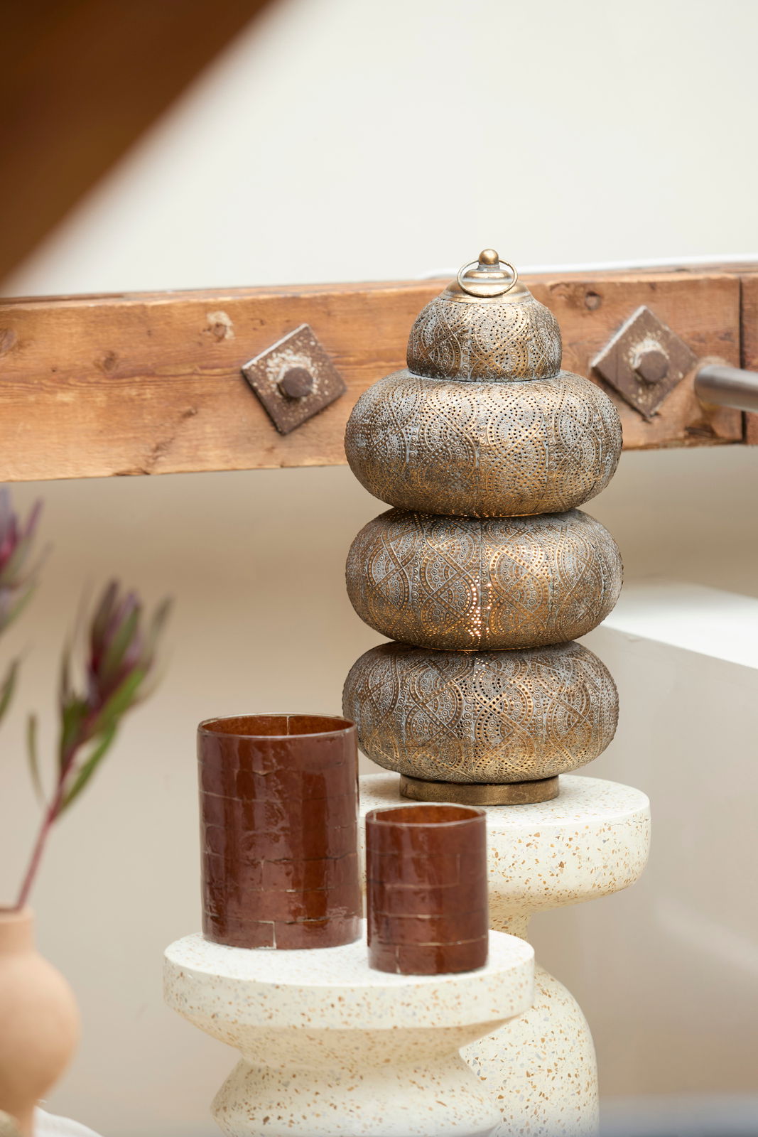 Light&Living Tafellamp KAITO Orientalische Tischleuchte aus Metall mit filigranen Mustern, seitliche Perspektive.