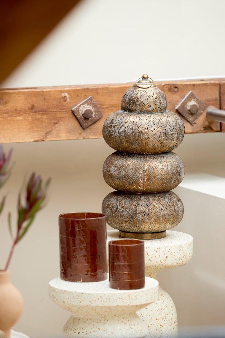 Light&Living Tischleuchte KAITO Orientalische Tischleuchte aus Metall mit filigranen Mustern, seitliche Perspektive.