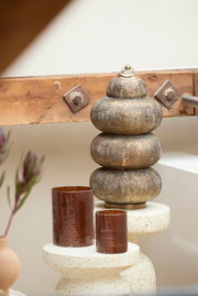 Orientalische Tischleuchte aus Metall mit filigranen Mustern, seitliche Perspektive.