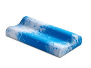 Nackenstützkissen in Blau-Weiß mit wellenförmigem Design, seitliche Perspektive