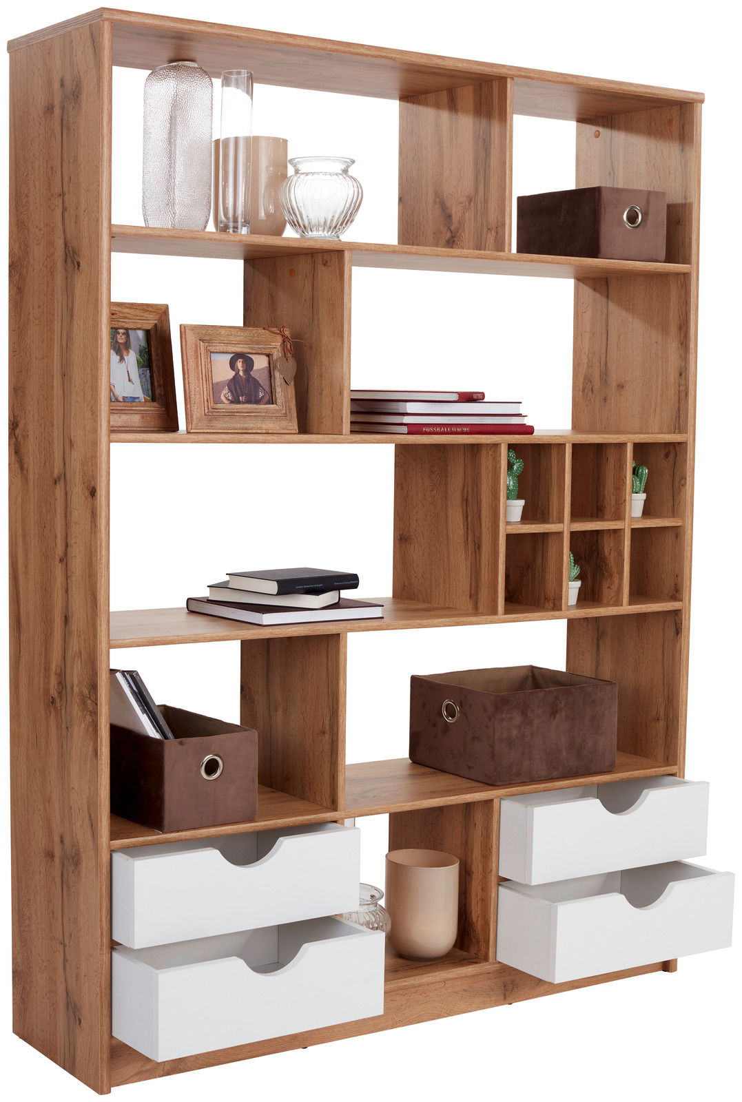 Raumteiler aus Holz mit mehreren Fächern, dekoriert mit Büchern, Bilderrahmen und Pflanzen, aus einer leicht seitlichen Perspektive.