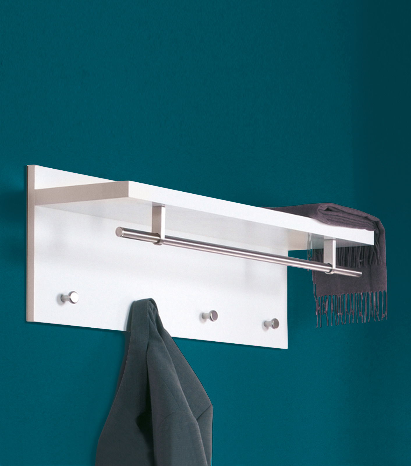 Moderne Wandgarderobe mit weißem Regalbrett, Metallstange und Haken, seitliche Perspektive