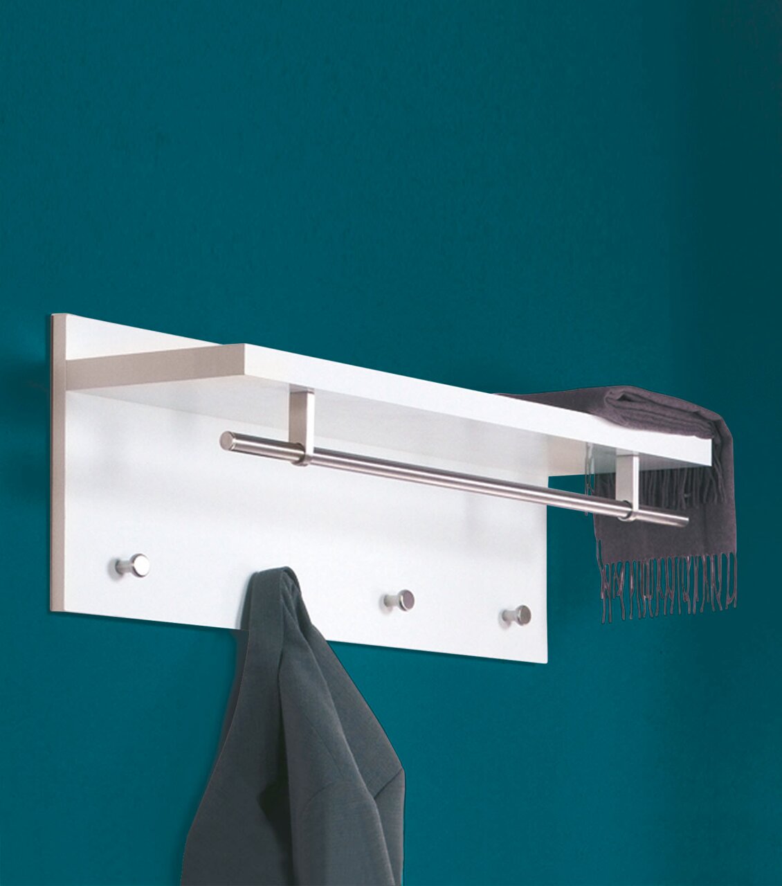 Moderne Wandgarderobe mit weißem Regalbrett, Metallstange und Haken, seitliche Perspektive