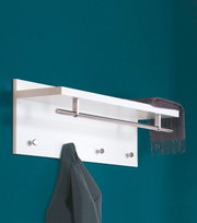 Moderne Wandgarderobe mit weißem Regalbrett, Metallstange und Haken, seitliche Perspektive