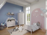 Kinderzimmer mit einem Unterstell-Wandregal an einer blauen Wand, das mit Spielzeug und Dekorationen gefüllt ist. Perspektive von schräg vorne.