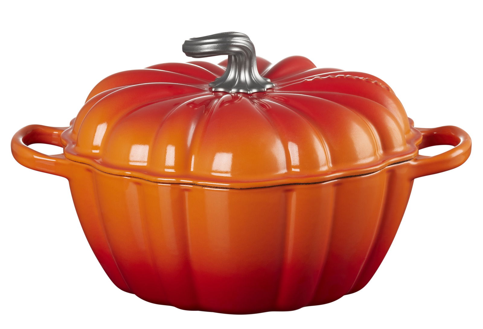 Kürbisförmiger Bräter in leuchtendem Ofenrot mit silbernem Stiel, seitliche Perspektive