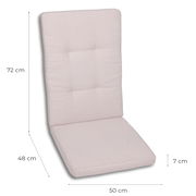 Beiges, gepolstertes Stuhlauflagen-Set mit hoher Rückenlehne und Sitzfläche, mit Knopfheftung, Maße ca. 72 x 50 x 48 cm und 7 cm Polsterstärke, in schräger Vorderansicht vor weißem Hintergrund.