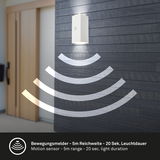 Akku-Außenwandleuchte mit Bewegungssensor, montiert an einer Wand, seitliche Perspektive