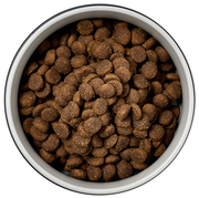 Vogelperspektive auf einen Napf mit braunem Trockenfutter, geeignet für Haustiere.