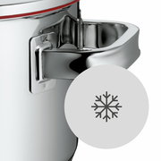 Nahaufnahme eines Edelstahl-Gemüsetopfs mit rotem Rand und einem Schneeflockensymbol auf der Seite, seitliche Perspektive.