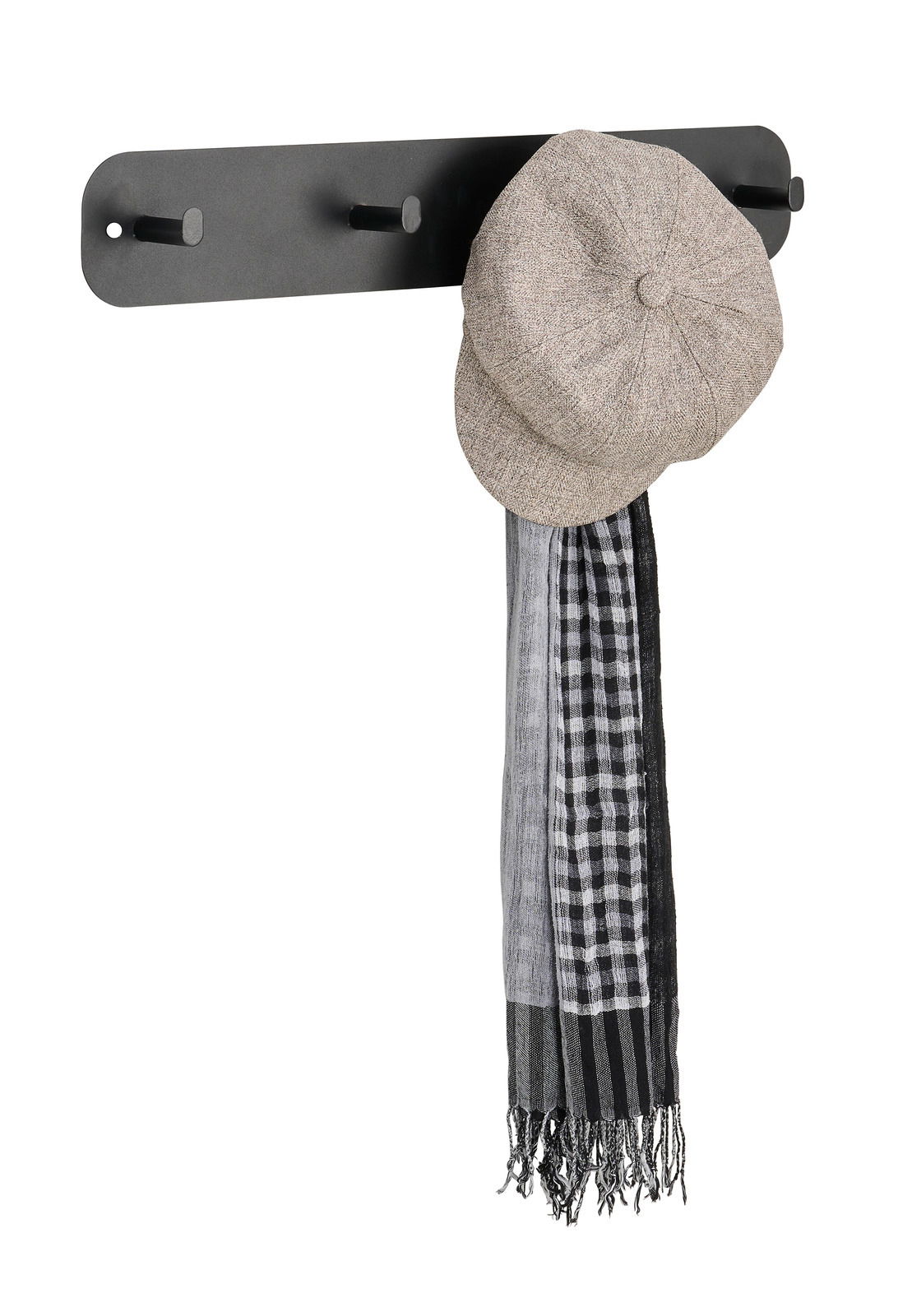 Carryhome Hakenleiste TIM Schwarze Hakenleiste mit drei Haken, an der eine graue Mütze und ein schwarz-weiß karierter Schal hängen, seitliche Perspektive.