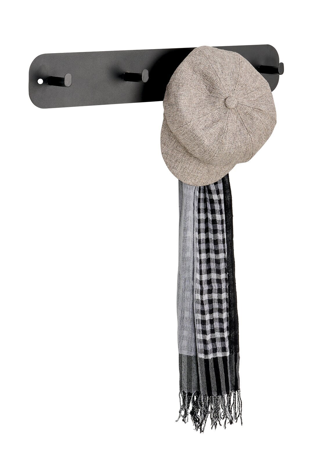 Carryhome Hakenleiste TIM Schwarze Hakenleiste mit drei Haken, an der eine graue Mütze und ein schwarz-weiß karierter Schal hängen, seitliche Perspektive.