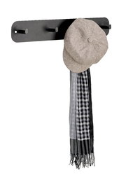 Schwarze Hakenleiste mit drei Haken, an der eine graue Mütze und ein schwarz-weiß karierter Schal hängen, seitliche Perspektive.