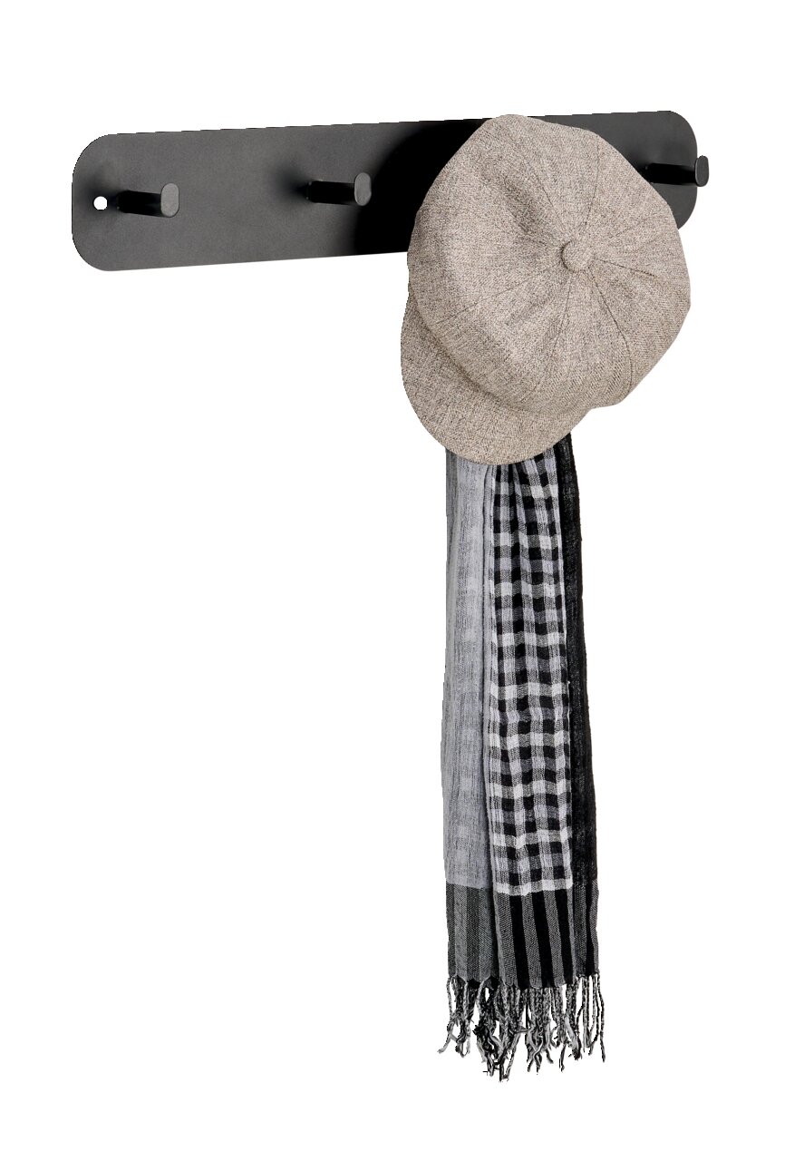 Schwarze Hakenleiste mit drei Haken, an der eine graue Mütze und ein schwarz-weiß karierter Schal hängen, seitliche Perspektive.